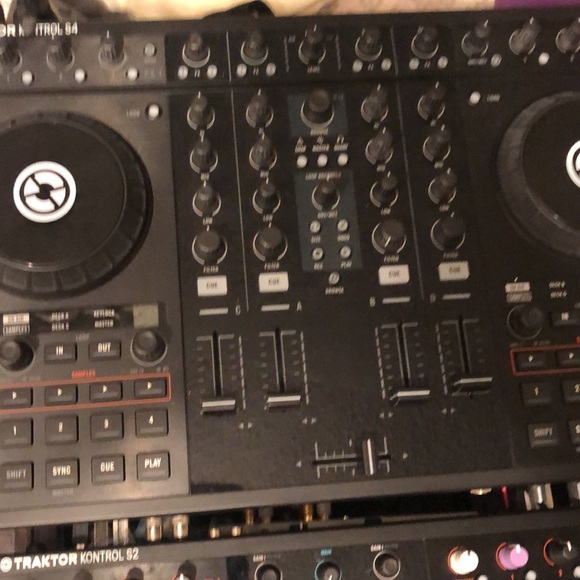 Traktor Kontrol S4 DJ 4-Channel Controller Native Instruments - Picture 9 of 11